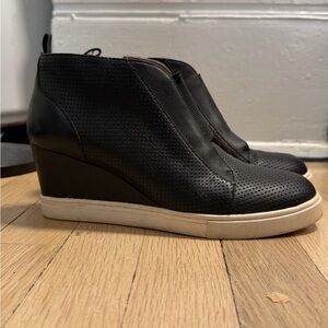 Línea Paolo Black Perforated Wedge Sneakers